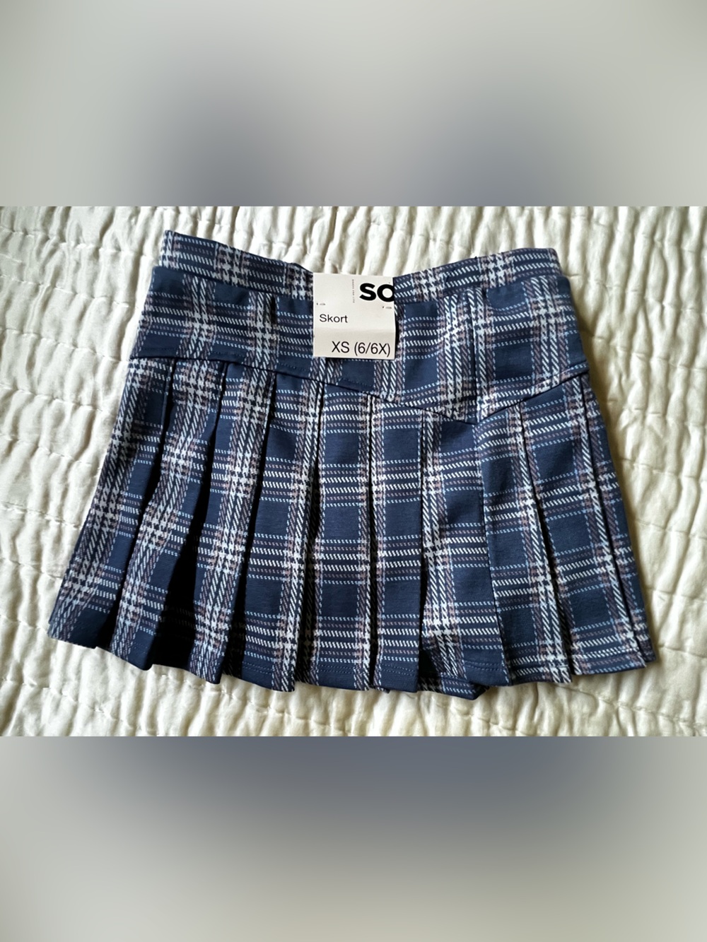 SO PLAID NAVY/MAUVE PLEATED GIRLS SKORT.
SIZE XS (6-6X) POLYESTER/SPANDEX.